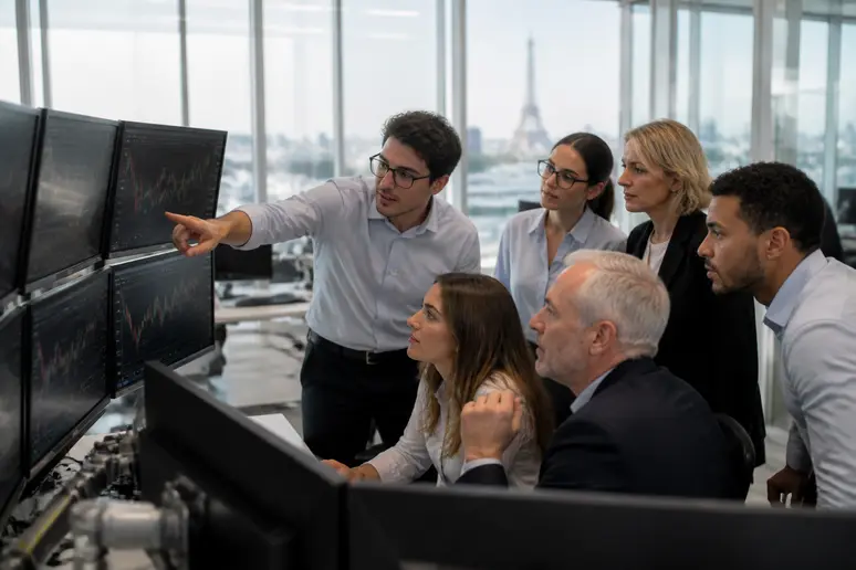 Des investisseurs français analysent des graphiques boursiers et des informations sur les ETF dans un bureau moderne.