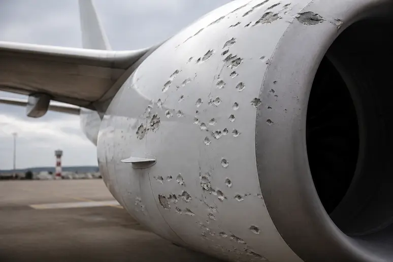 Dommages visibles sur le moteur d'un Boeing 737-800 d'ETF Airways, illustrant un incident opérationnel majeur.