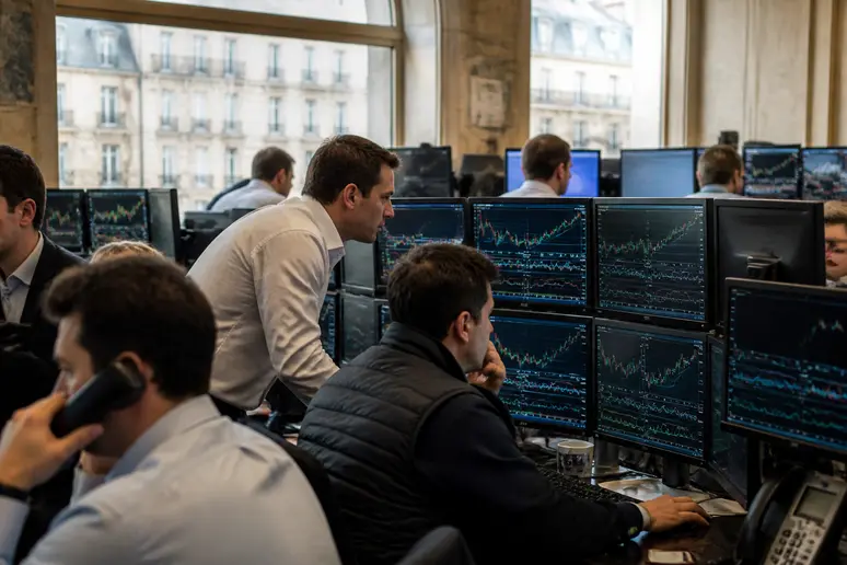 Traders concentrés sur leurs écrans, analysant le macd trading indicateur pour des stratégies boursières.