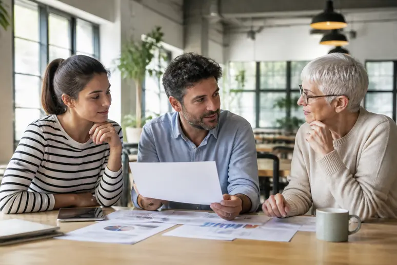 Trois investisseurs français aux profils variés échangent des conseils financiers dans un espace de coworking, illustrant l'adaptation du PEA à chaque profil.