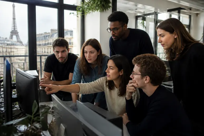 Des jeunes entrepreneurs parisiens analysent des données complexes de blockchain dans un espace de coworking moderne, lumière naturelle ambiante.