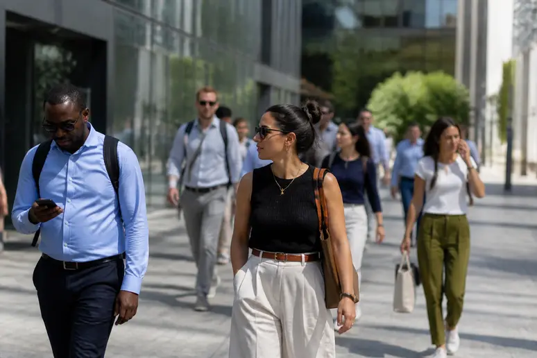 Personnes actives dans un quartier d'affaires français, illustrant le contexte du swing trading débutant.