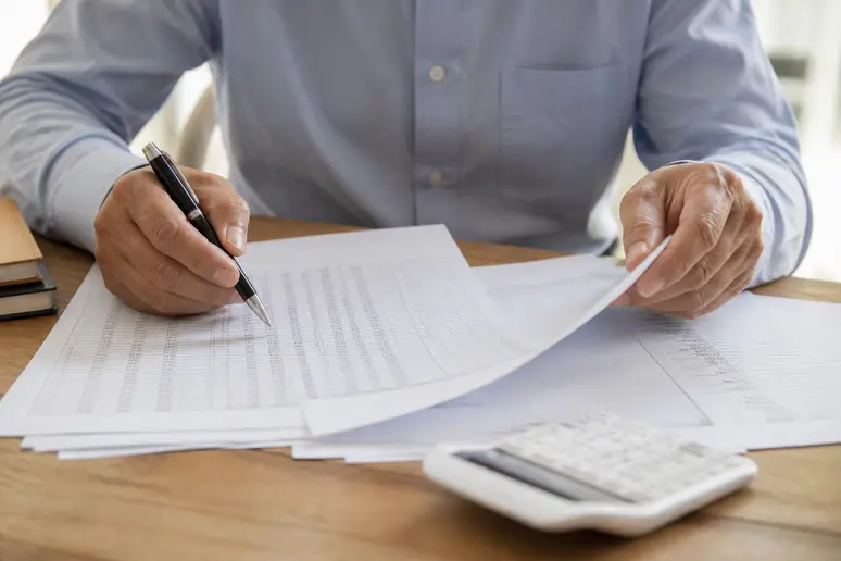 Analyse de documents fiscaux et de tableaux pour le calcul du gain d'acquisition des actions gratuites