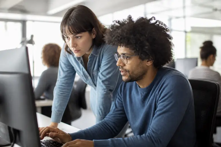 Ingénieurs travaillant sur le développement de projets technologiques en bureau