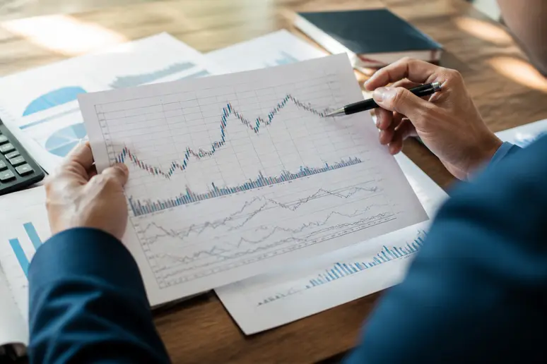 Analyseur de données financières et de valorisation boursière sur documents