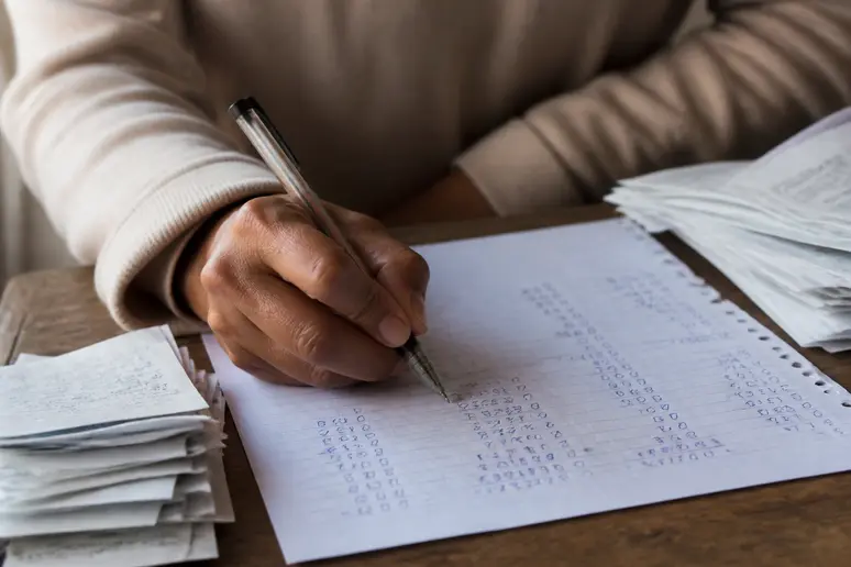 Calculs de rendement net et de frais liés à la gestion portefeuille bourse sur papier