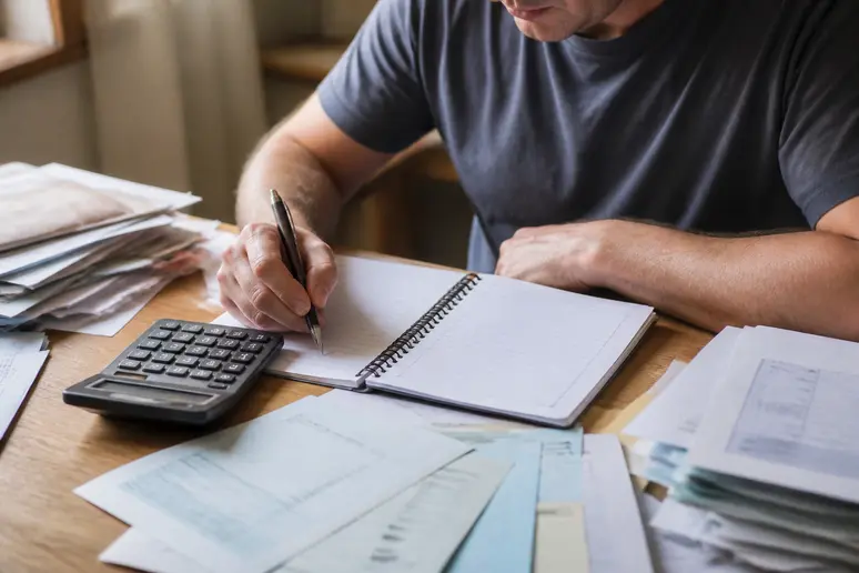 Calculs et gestion des plafonds de versements pour optimiser son épargne bancaire