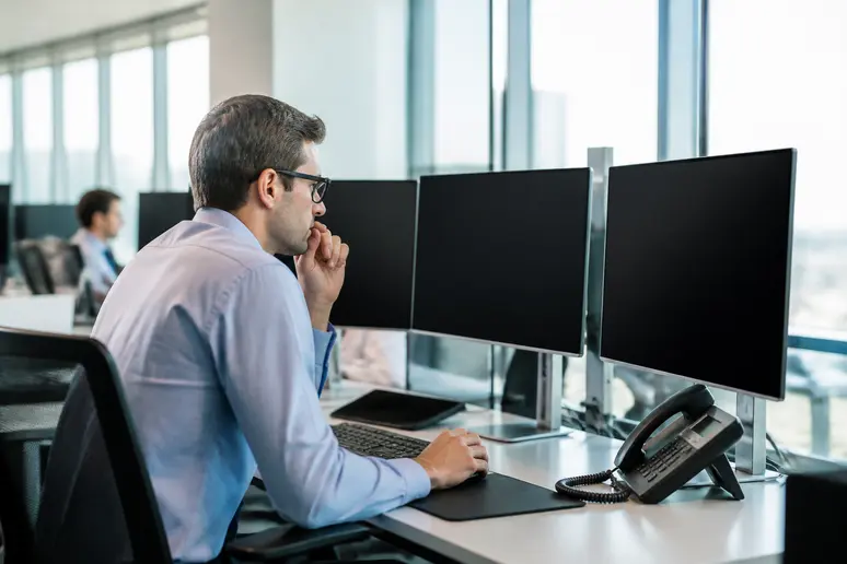 Analyste financier étudiant les graphiques boursiers lors d'un détachement de dividende