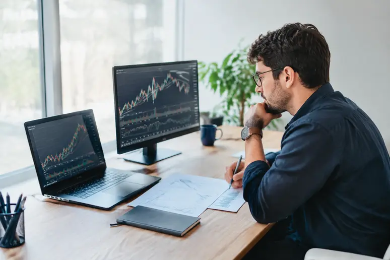Investisseur analysant les graphiques boursiers d'un etf cuivre et des contrats à terme