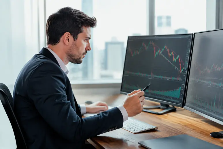 Analyste financier étudiant les graphiques de performance et la tendance des etf momentum