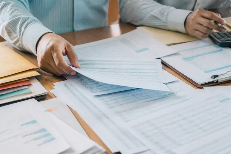 Analyse des spécificités fiscales et sociales de l'imposition sur les dividendes selon le statut