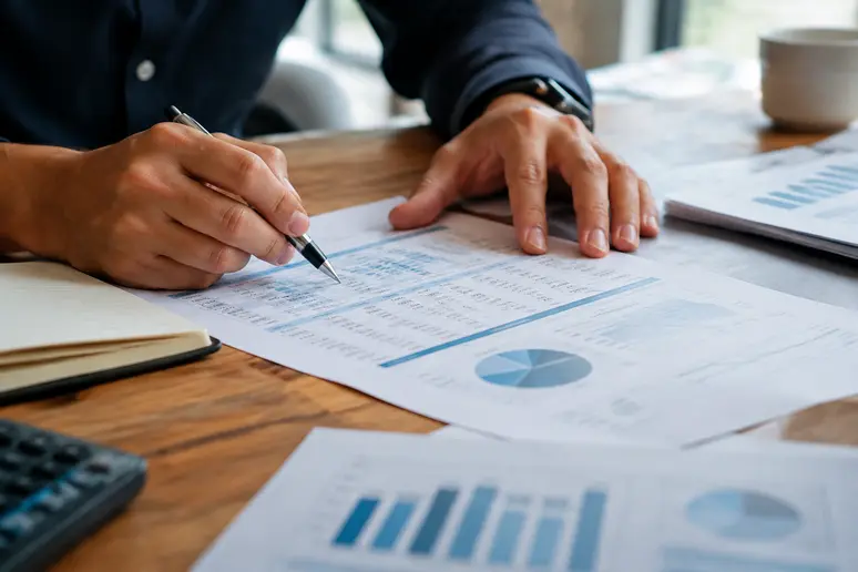 Analyse de rapports financiers pluriannuels pour identifier une action value en difficulté.