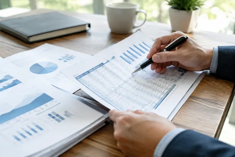 Examen minutieux des comptes annuels pour valider une stratégie d'action value.