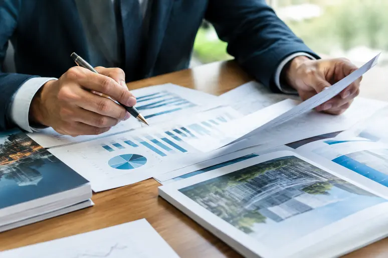 Analyse des états financiers et des comptes de l'entreprise avant d'acheter des actions à dividendes mensuels.