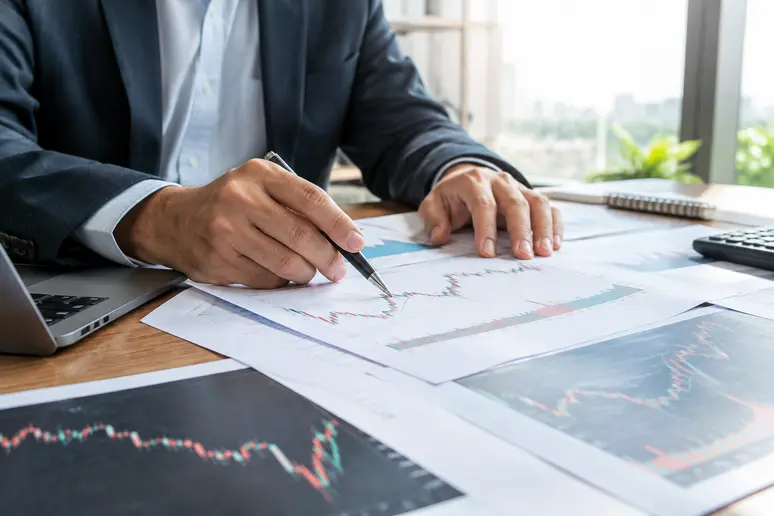 Investisseur analysant les tendances de cours sur un graphique boursier grand format.