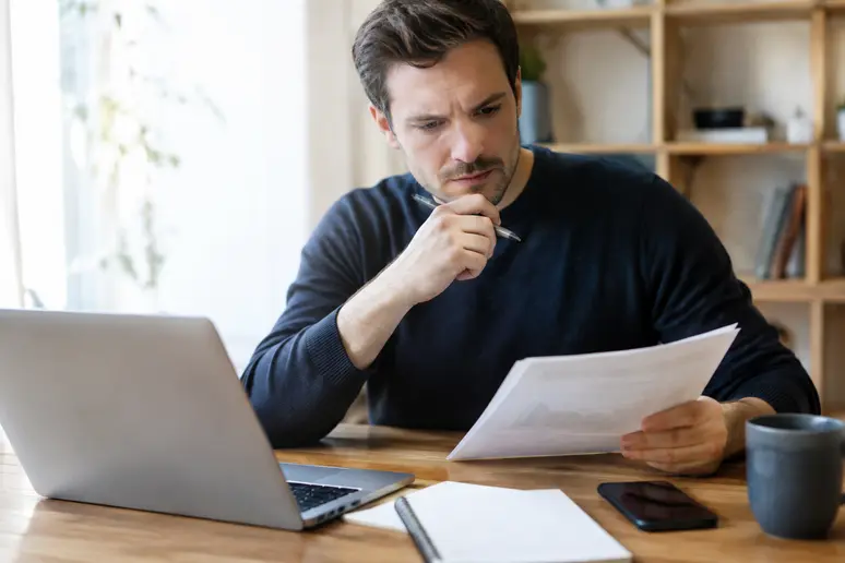 Un trader examine son profil d'investissement et ses options sur Kraken