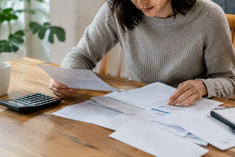 Investisseur analysant les frais de courtage sur les relevés de son PEA.