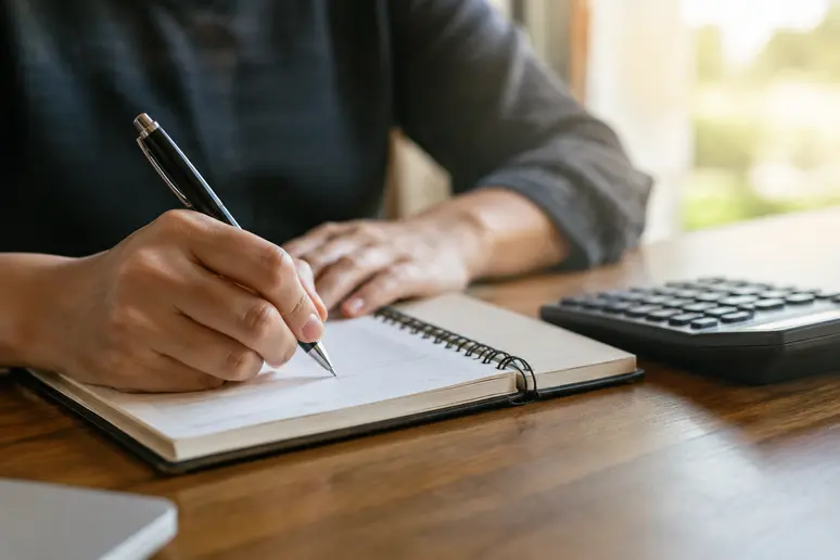 Calcul et comparaison des frais de courtage applicables au plan d'épargne en actions.