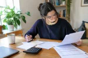 comparaison des documents financiers pour analyser le pea frais de courtage à la maison