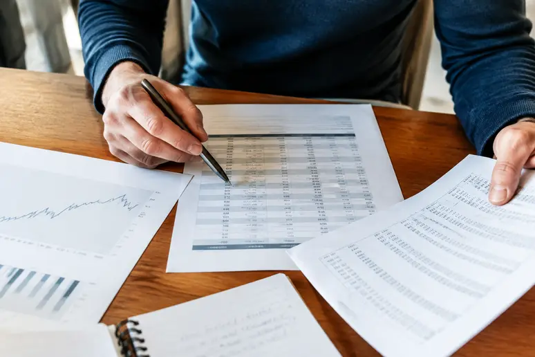 Examen minutieux des tableaux de frais et barèmes tarifaires pour évaluer le coût d un pea frais de tenue de compte