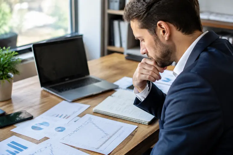 Investisseur analysant les frais et les coûts de détention de son plan boursier