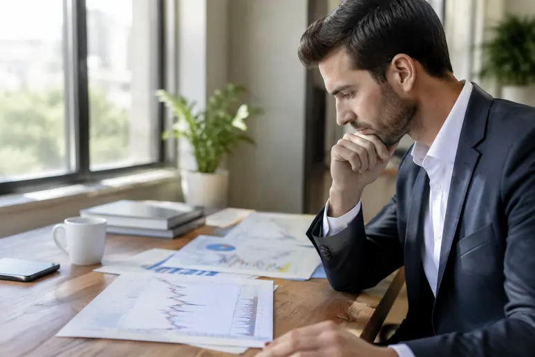 Investisseur analysant les données de marché et la liquidité pour un ordre au marché sur PEA