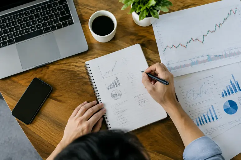 Notes manuscrites sur les positions longues et courtes pour s'orienter sur les marchés financiers