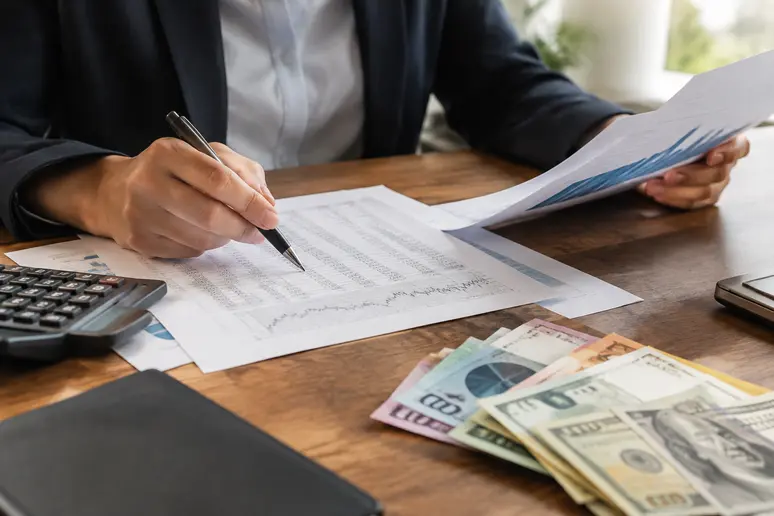 Professionnel analysant les documents de conformité réglementaire pour un stable coin euro